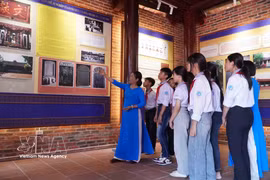 Profesores y alumnos de la escuela secundaria Hong An, en la comuna de Le Quy Don, aprenden sobre la vida, la trayectoria y el legado de la figura cultural Le Quy Don. Foto: VNA