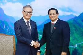 El primer ministro Pham Minh Chinh (derecha) y el ministro de Relaciones Exteriores de Laos, Thongsavanh Phomvihane. (Foto: VNA)