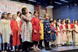 Actuación artística de niños vietnamitas y franceses en el Festival (Fuente: VNA)