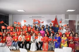 Vietnamitas del noreste de Tailandia se reúnen en el Consulado General de Vietnam en la provincia de Khon Kaen para conmemorar el 50.º aniversario de la Liberación del Sur y la Reunificación Nacional (30 de abril de 1975). (Foto: VNA)