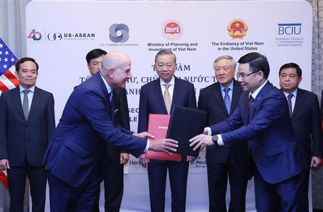 El secretario general del Partido Comunista y presidente de Vietnam, To Lam, presencia la entrega de documento de cooperación entre el Grupo de Petróleo y Gas de Vietnam y el grupo GE. (Fuente: VNA) potal_tong_bi_thu_chu_tich_nuoc_to_lam_du_toa_dam_voi_doanh_nghiep_lon_cua_hoa_ky_7612343.jpg