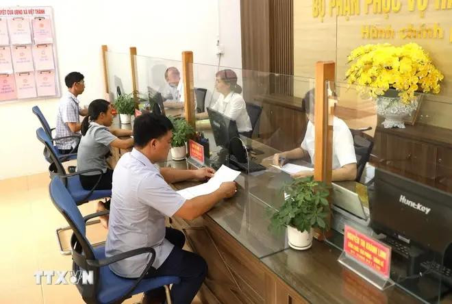 La gente realiza los trámites administrativos en el Departamento de Servicios Administrativos de la comuna de Viet Thanh, distrito de Tran Yen, provincia de Yen Bai. (Foto: VNA) 4.webp