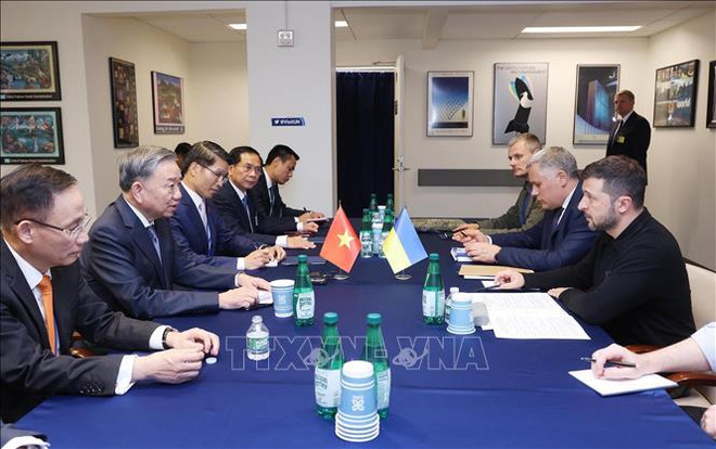El secretario general del Partido Comunista y presidente de Vietnam, To Lam, se reúne con el presidente ucraniano, Volodymir Zelensky. (Fuente: VNA) hình_ảnh.jpg