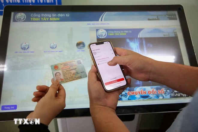 Los trámites administrativos se digitalizan en las plataformas de servicios públicos, lo que contribuye a generar comodidad y transparencia en la gestión de trámites para las personas. (Foto: VNA) 2.webp