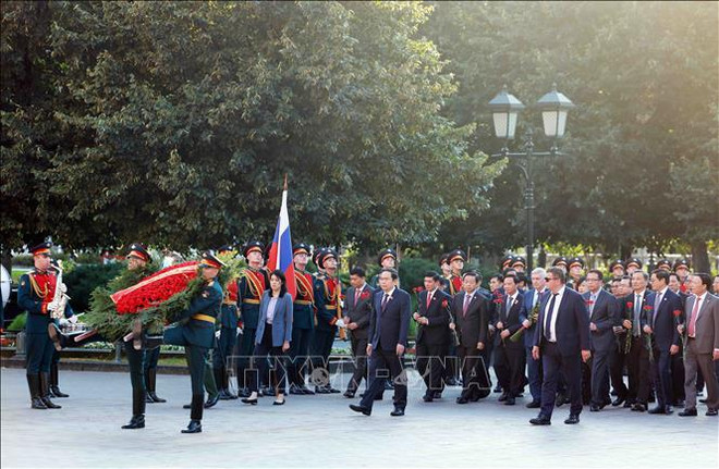 El presidente de la Asamblea Nacional de Vietnam, Tran Thanh Man, coloca ofrenda floral en el Monumento al Soldado Desconocido. (Fuente: VNA) hình_ảnh (1).jpg