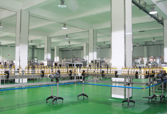 La producción de aceite de cocina en la empresa Calofic, en el Parque Industrial Cai Lan, ciudad de Ha Long. (Fuente: baoquangninh.vn) 2.jpg