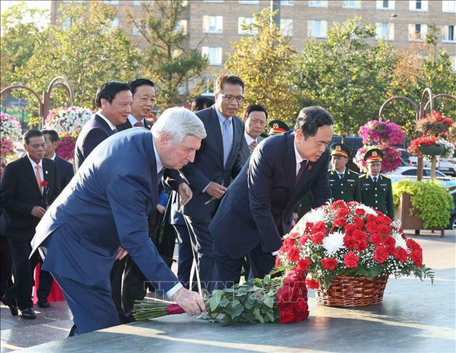 El presidente de la Asamblea Nacional de Vietnam, Tran Thanh Man, coloca ofrena floral en el monumento al Presidente Ho Chi Minh. (Fuente: VNA) hình_ảnh (2).jpg