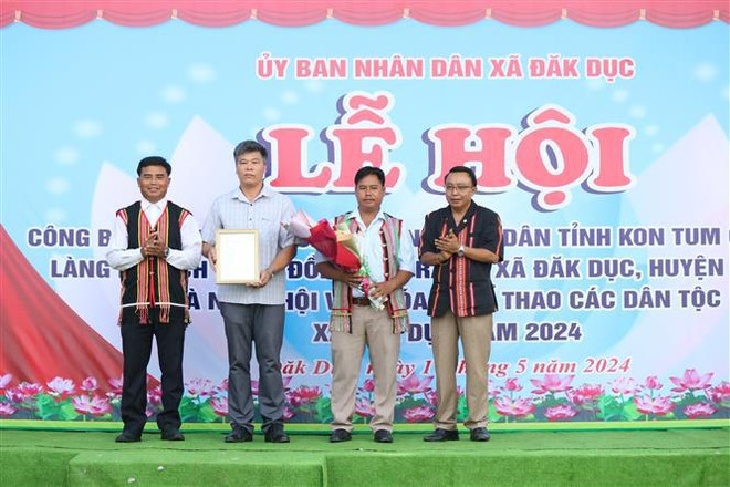El Departamento de Cultura, Deportes y Turismo entrega el certificado que reconoce la aldea de turismo comunitario de Dak Rang. (Foto: VNA) 1.jpg