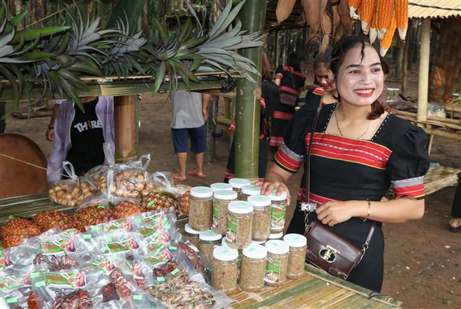 Los Gie-Trieng presenta productos locales. (Foto: VNA) 2.jpg