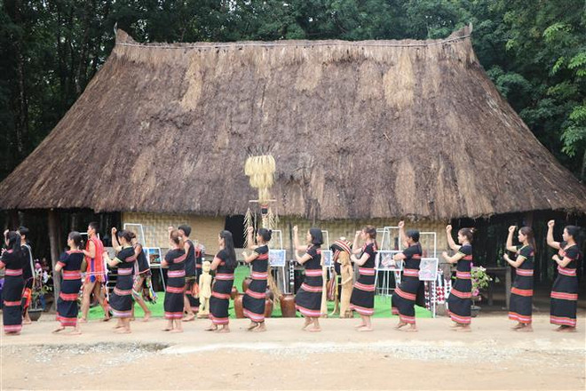 Los Gie-Trieng presentan una danza local. (Fuente: VNA) 3.jpg