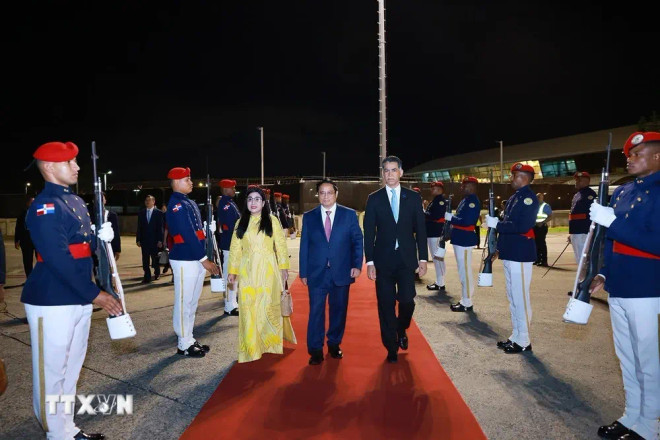Ceremonia de despedida al primer ministro Pham Minh Chinh y su esposa en el aeropuerto Las Américas en la capital Santo Domingo, República Dominicana. (Fuente: VNA) le-tien-thu-tuong-4705.jpg