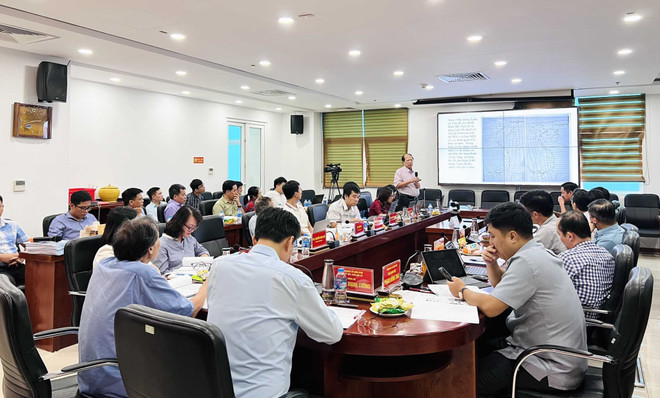 Seminario científico "Zonificación y construcción de un mapa de zonificación del potencial energético de la energía eólica marina teniendo en cuenta el cambio climático y el aumento del nivel del mar" con la participación de numerosos expertos científicos. 2248846_dai_dien_cac_chuyen_gia_gioi_thieu_cac_noi_dung_lam_viec_tai_hoi_thao_khoa_hoc_2024_2_22462622.jpg