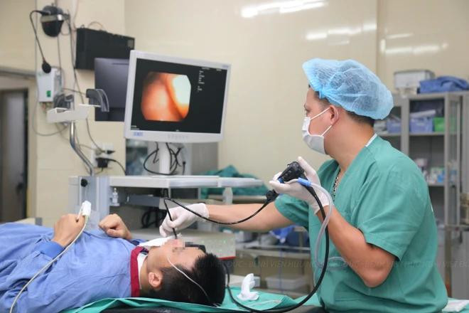 El médico comprueba la salud del paciente después del trasplante. (Foto: Vietnam+) ktra-3723.jpg.webp