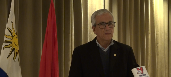 El secretario general del Partido Comunista de Uruguay, Juan Castillo, concede una entrevista al corresponsal de la Agencia Vietnamita de Noticias en Buenos Aires. (Fuente: VNA) Captura de pantalla 2024-08-25 222740 (1).png