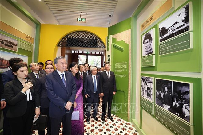 La delegación vietnamita visita el sitio de las reliquias de la sede de la Liga Juvenil Revolucionaria de Vietnam. (Fuente: VNA) hình_ảnh.jpg