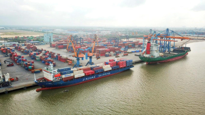 Se estima que el volumen de carga en los puertos marítimos en los primeros seis meses de 2024 alcanzará casi 428 millones de toneladas, un aumento del 18 por ciento en comparación con el mismo período del año pasado. (Foto: Vietnam+) cang-bien-vn-2202021-6889.jpg.webp