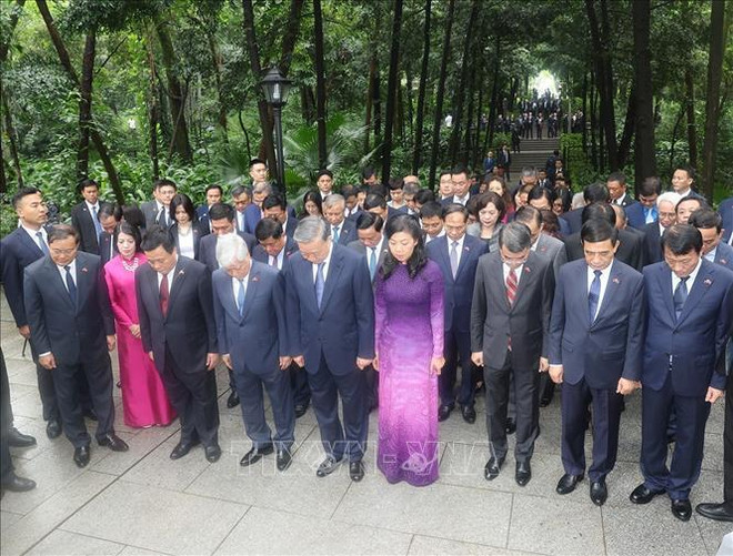La delegación vietnamita rinde homenaje al mártir Pham Hong Thai. (Fuente: VNA) hình_ảnh (1).jpg