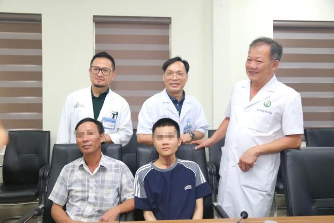 Los médicos comparten la alegría cuando los pacientes reciben un tratamiento exitoso. (Foto: Vietnam+) benh-nhan-sau-ghep-6943.jpg.webp