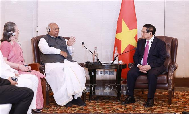El primer ministro de Vietnam, Pham Minh Chinh, dialoga con el presidente del Congreso Nacional indio, Mallikarjun Kharge. (Fuente: VNA) dang-quoc-dai-020824.jpg