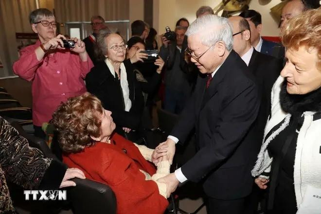 El secretario general del Partido Comunista de Vietnam, Nguyen Phu Trong, se reúne con Raymonde Dien, miembro del Partido Comunista Francés, símbolo del espíritu de oposición a la guerra injusta librada por los colonialistas franceses en Vietnam. (Fuente: VNA) 12.webp