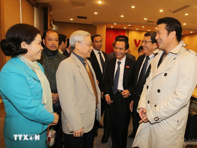 El secretario general del Partido Comunista de Vietnam Nguyen Phu Trong con empresarios y empresas vietnamitas en Hanoi, el 17 de diciembre de 2011. (Foto: VNA) hình_ảnh (2).jpg