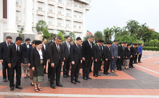 Funcionarios y empleados de la Oficina del Primer Ministro de Laos conmemoran al secretario general del Partido Comunista de Vietnam, Nguyen Phu Trong. (Fuente: VNA) 2.jpg