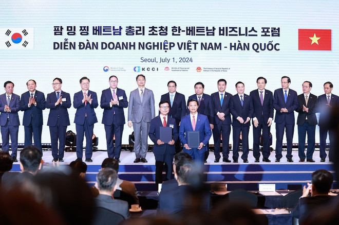El primer ministro vietnamita, Pham Minh Chinh, presencia la firma de documentos de cooperación entre las dos partes. (Fuente: VNA) vna_potal_thu_tuong_pham_minh_chinh_du_va_phat_bieu_tai_dien_dan_doanh_nghiep_viet_nam_–_han_quoc_7458488.jpg