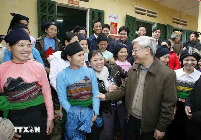El presidente de la Asamblea Nacional, Nguyen Phu Trong, con personas étnicas en la comuna de Ngoc Phung, distrito de Thuong Xuan, provincia de Thanh Hoa, enero de 2010. (Foto: VNA) 1.webp