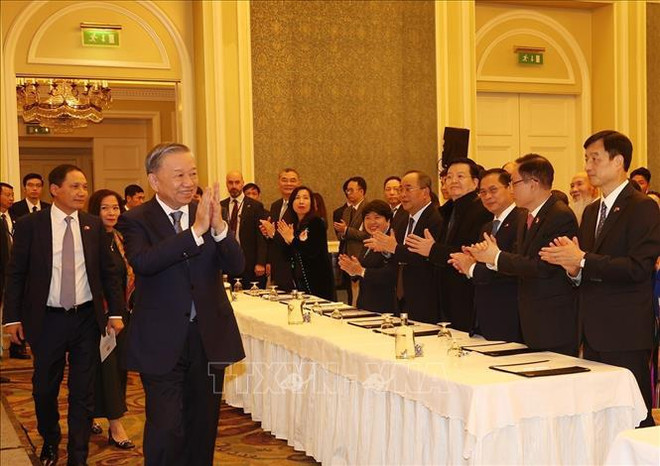 El secretario general del Partido Comunista y presidente de Vietnam, To Lam, se encuentra con representantes de la comunidad vietnamita en Irlanda. (Fuente: VNA) hình_ảnh.jpg