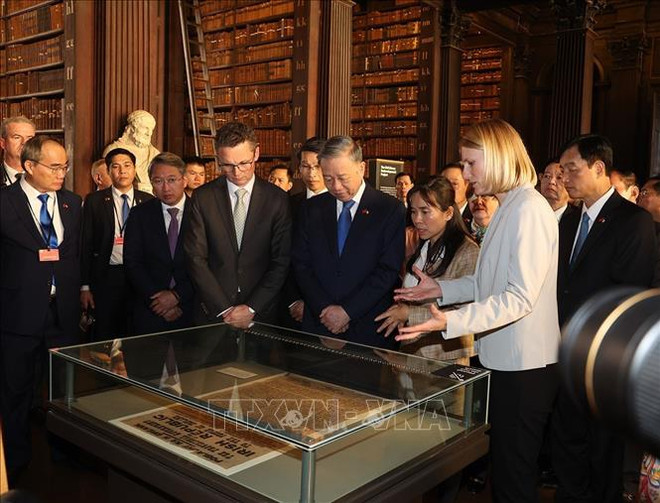 El secretario general del Partido Comunista y presidente de Vietnam, To Lam, visita la Biblioteca de la Universidad Trinity College Dublin y escucha la introducción de la "Declaración de Independencia de Irlanda en 1916" y el arpa (símbolo de Irlanda). (Foto: VNA) IMG_0708.jpeg