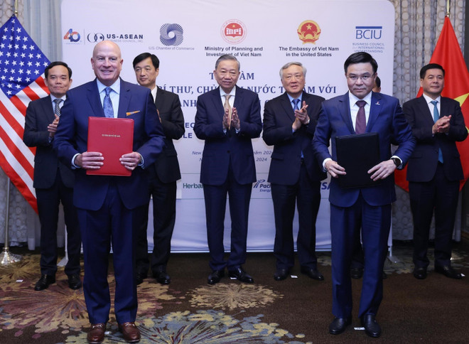 El secretario general y presidente del partido, To Lam, es testigo del intercambio del memorando de entendimiento entre Petrovietnam y GE Digital International LLC. (Foto: Petrotimes) 2.jpg