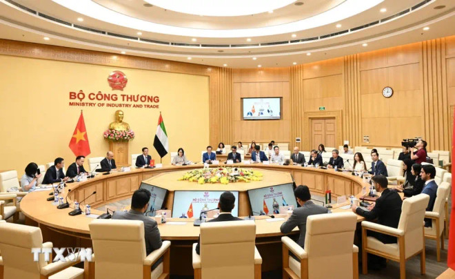 El 30 de julio de 2024, en Hanoi, tuvo lugar una reunión entre el Ministerio de Industria y Comercio de Vietnam y el Ministerio de Economía de los Emiratos Árabes Unidos. (Foto: VNA) -vietnam-uae-2-8533.jpg