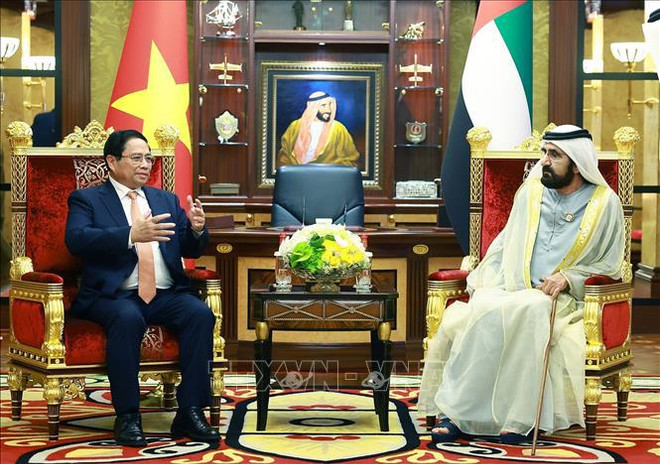 El primer ministro de Vietnam, Pham Minh Chinh, sostiene conversaciones con el vicepresidente y primer ministro de los Emiratos Árabes Unidos (EAU), Sheikh Mohammed bin Rashid Al Maktoum. (Fuente: VNA) hình_ảnh (1).jpg