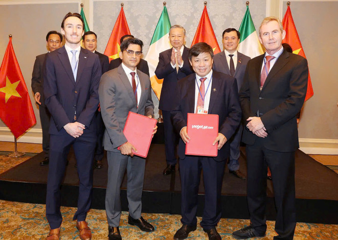 El secretario general del Partido Comunista de Vietnam y jefe de Estado, To Lam, presencia la entrega de acuerdo entre Vietjet y Castlelake para financiar cuatro aviones valorados en 560 millones de dólares. Photo_2_(7).jpg