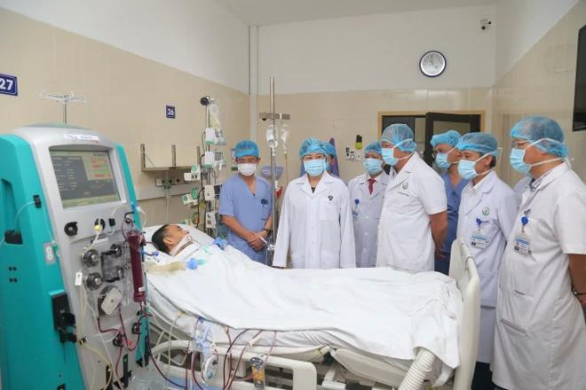 La ministra de Salud, Dao Hong Lan, vino al Hospital Viet Duc para visitar y animar al paciente (Fuente:Vietnamplus) 3.webp
