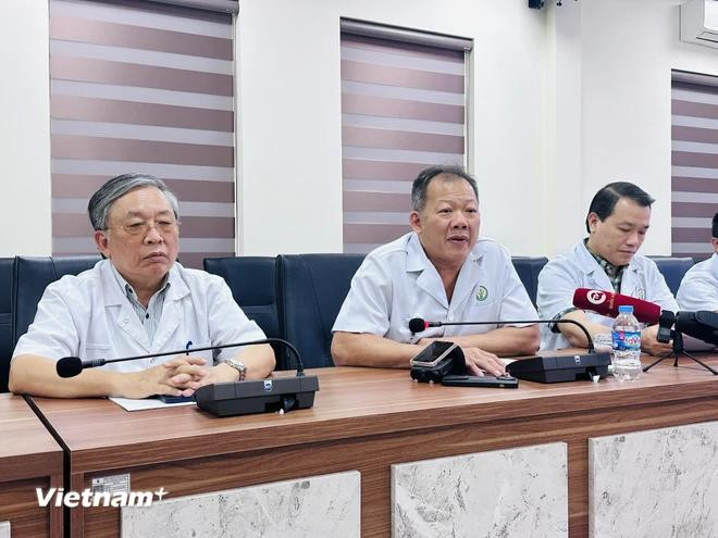 Los expertos del Hospital Viet Duc informan sobre el primer trasplante simultáneo de corazón e hígado en Vietnam (Fuente: Vietnamplus) 1.webp