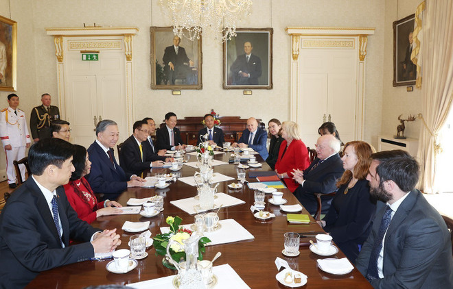 El secretario general del Partido Comunista y presidente de Vietnam, To Lam, sostiene conversaciones con el presidente de Irlanda, Michael D. Higgins, en Dublín, el 2 de octubre. (Fuente: VNA) 2.jpg
