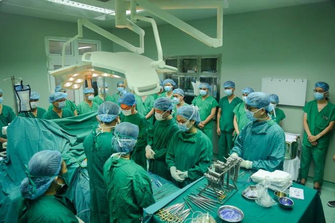 Un momento de silencio para recordar a la persona quien donó tejido de órganos (Fuente:Vietnamplus) 2.webp