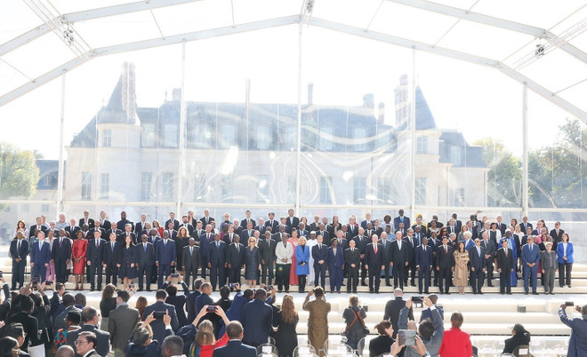 El secretario general del Partido Comunista y presidente de Vietnam, To Lam, el presidente de Francia, Emmanuel Macron, los jefes de delegaciones de los países miembros francófonos y los invitados se toman una fotografía juntos en la sesión inaugural de la XIX Cumbre de Francofonía, el 4 de octubre. (Foto: VNA) 3.jpg