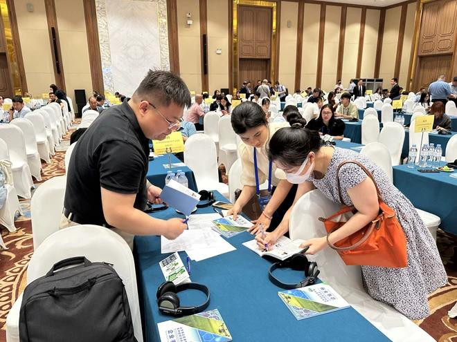 Las empresas vietnamitas exploran oportunidades para cooperar con socios extranjeros a través de eventos de exhibición internacionales. (Foto: Vietnam+) kykettq-2502.jpeg.webp