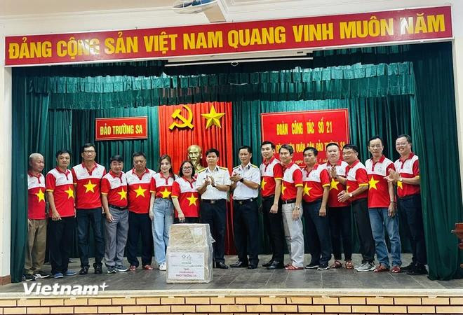 Delegados de la empresa farmacéutica TV.PHARM (miembro del Grupo Aikya) entregan obsequios a soldados navales (Foto: Vietnam +) 3.webp