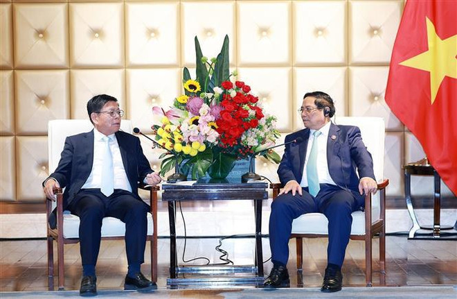 El primer ministro Pham Minh Chinh recibe al presidente de la junta administrativa y director general de la Corporación china de Señales y Comunicaciones Ferroviarias (CRSC) Lou Qiliang. (Fuente: VNA) vna_potal_thu_tuong_tiep_chu_tich_tap_doan_truyen_thong_va_tin_hieu_duong_sat_quoc_gia_trung_quoc_7448251.jpg