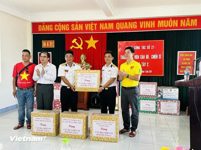 Los delegados de la Asociación de Pequeñas y Medianas Empresas entregan obsequios a los soldados estacionados en la isla Da Tay C. (Foto: Vietnam +). 5.webp