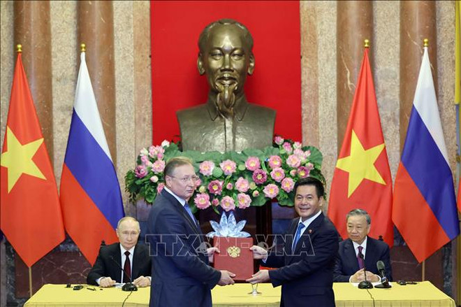 El presidente de Vietnam, To Lam, y su homólogo ruso, Vladimir Putin, presencia la firma de docuementos de cooperación entre los dos países. (Fuente: VNA) 1.jpg