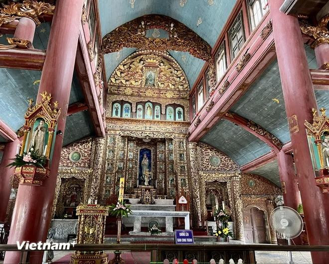 El altar mayor es una losa monolítica de piedra de 3 m de largo, 0,9 m de ancho y 0,8 m de alto con flores y hojas talladas en tres lados. (Foto: VietnamPlus) 3.webp