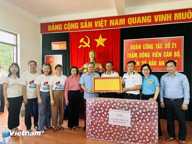 Delegados del Ministerio del Interior entregan obsequios a los soldados estacionados en la isla de An Bang (Foto: Vietnam +) 2.webp