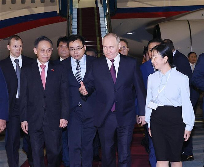 El presidente de Rusia, Vladimir Putin, llega a Hanoi, iniciando una visita de Estado a Vietnam. (Fuente: VNA) putin5.jpg