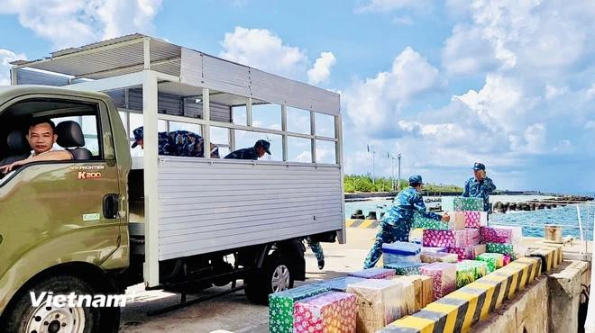 Los regalos son transportados a la isla Truong Sa (Foto: Vietnam +) 4.webp