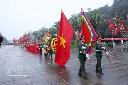 La delegación parte para ofrecer incienso en la montaña Nghia Linh durante la Ceremonia de Conmemoración de los Reyes Hung en 2025. (Foto: VNA)