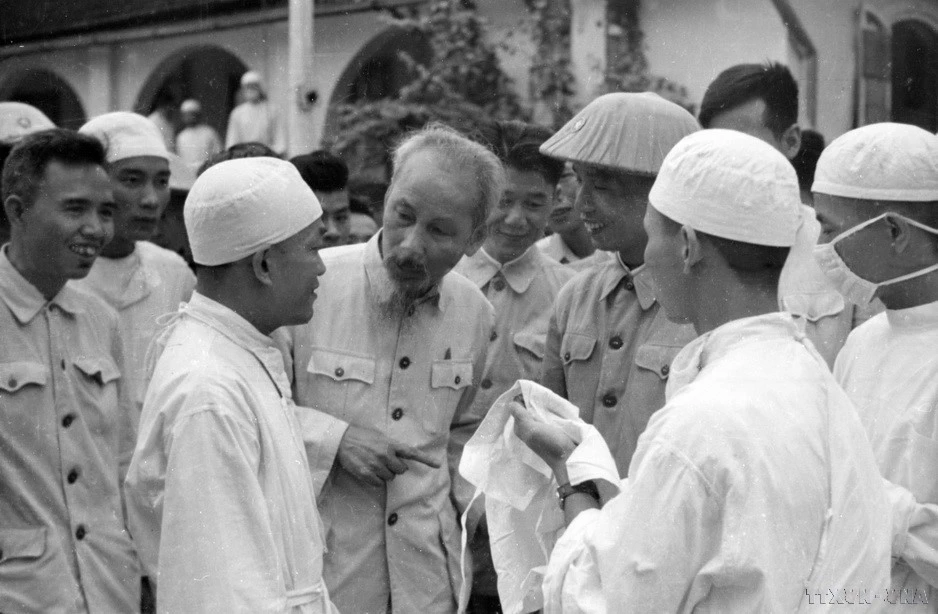 El Presidente Ho Chi Minh conversa con los médicos durante su visita al Hospital Militar 7 en la ciudad de Hai Phong en mayo de 1957. (Foto: VNA)